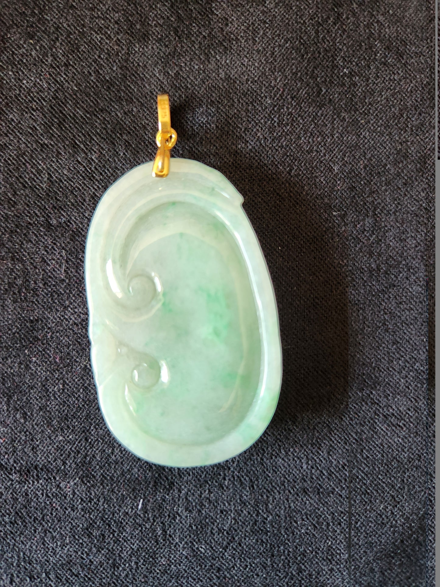 Back of the pendant lies flat.