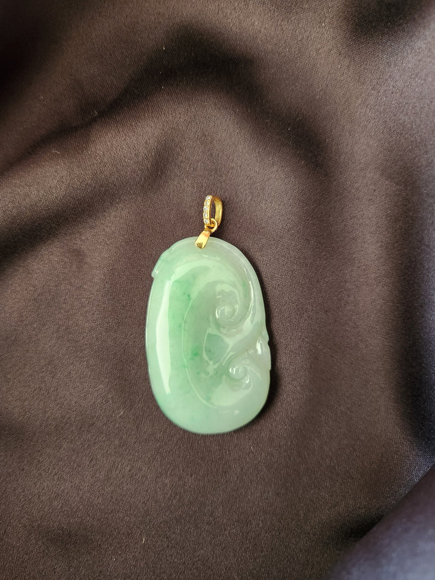 Front view of the pendant in natural sunlight.